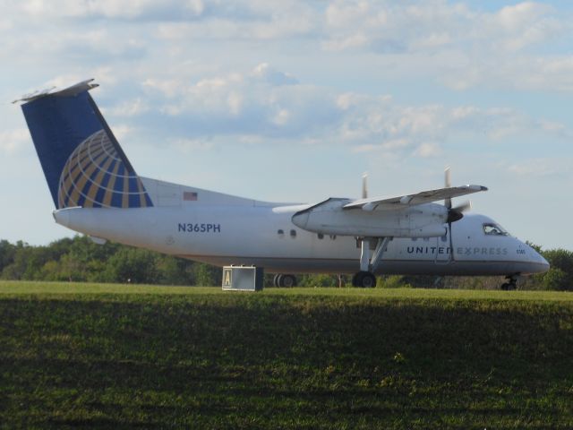 de Havilland Dash 8-200 (N365PH)