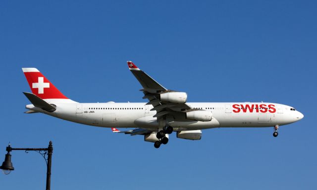 Airbus A340-300 (HB-JMA)