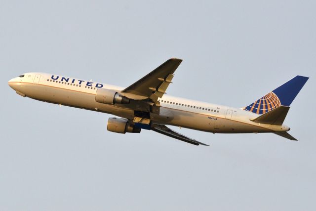 BOEING 767-300 (N647UA)