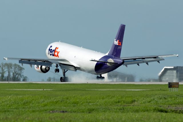 Airbus A300F4-600 (N689FE)