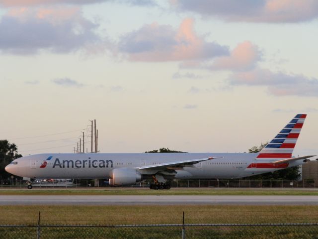 BOEING 777-300ER (N720AN)