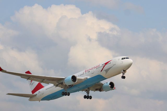 BOEING 767-300 (OE-LAW) - Austrian B763 climbing out of KRFD after being diverted from KORD