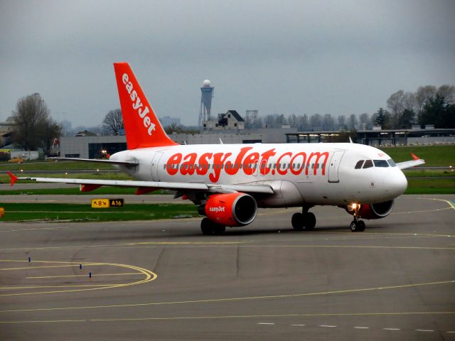 Airbus A319 (G-EZDR)