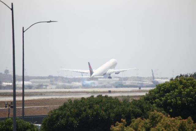 BOEING 767-400 (N831MH)