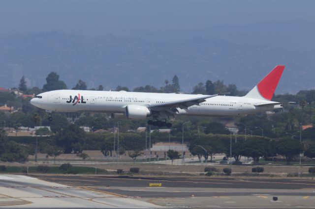 BOEING 777-300ER (JA739J)