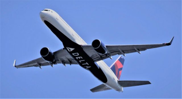 Boeing 757-200 (N819DX) - ATL-SEA  4-18-21