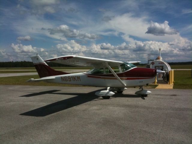 Cessna Skylane (N691KM) - A beautiful C182 fueled and headed to KDTS...