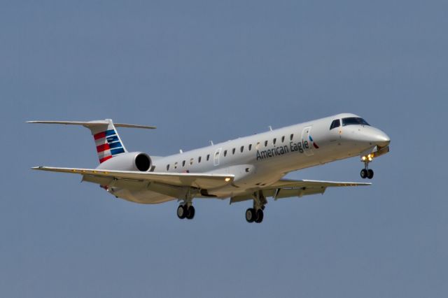 Embraer ERJ-145 —