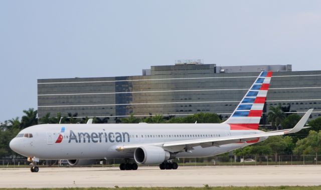 BOEING 767-300 (N397AN)
