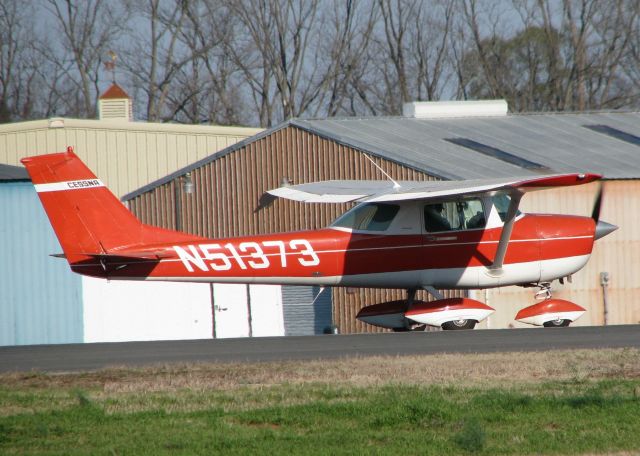 Cessna Skyhawk (N51373) - Taking off from 14 at the Shreveport Downtown airport.