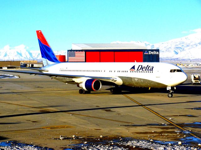BOEING 767-300 —
