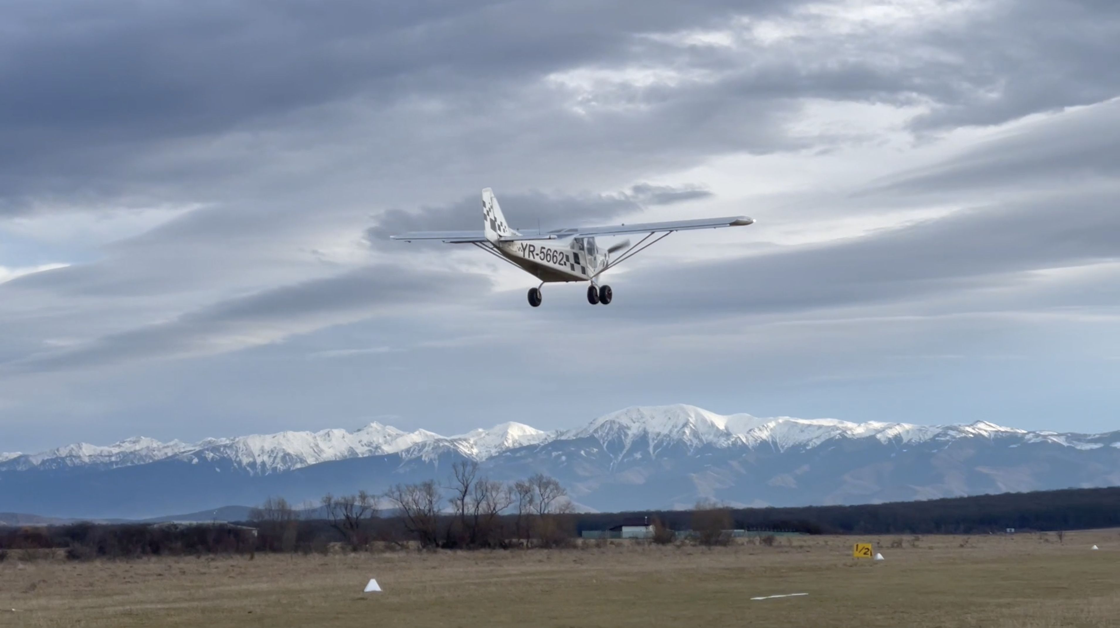 CVU5662 — - In flight towards the Moldoveanu Peak, which reaches an elevation of 2,544 meters (8,346 ft), one encounters the highest mountain summit in Romania. This peak is situated within the Southern Carpathians.