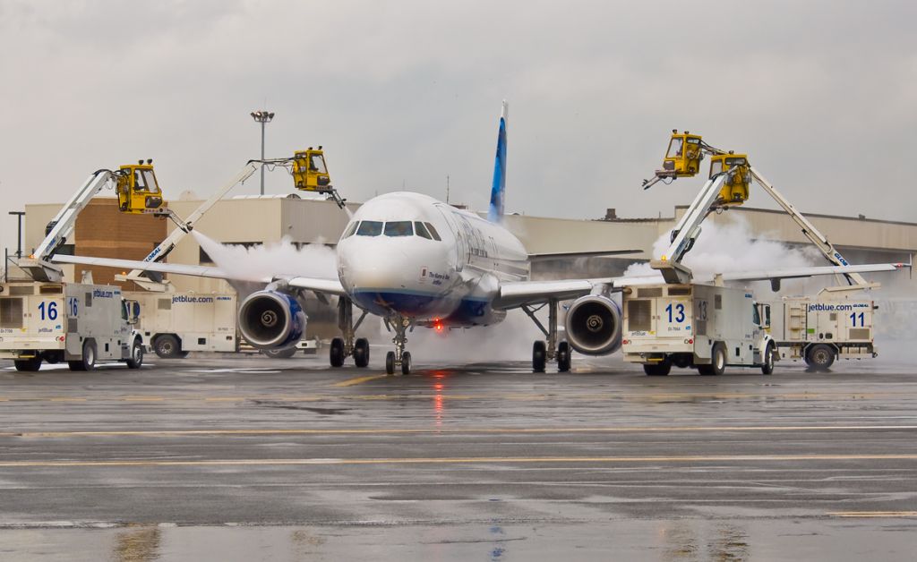 Airbus A320 (N562JB) - Winter Ops @ KBOS Logan for B6 on FlightAware.Com !