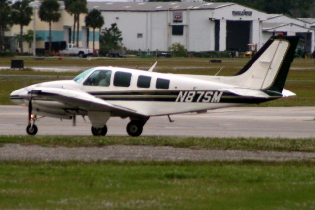 Beechcraft Baron (58) (N87SM) - Lining up to depart rwy 9 on 27-Nov-17 heading for KISP via KILM.