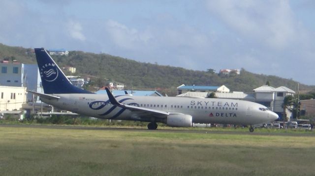 Boeing 737-800 (N3758Y)