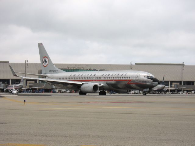 Boeing 737-800 (N951AA) - Turning onto RWY 19R