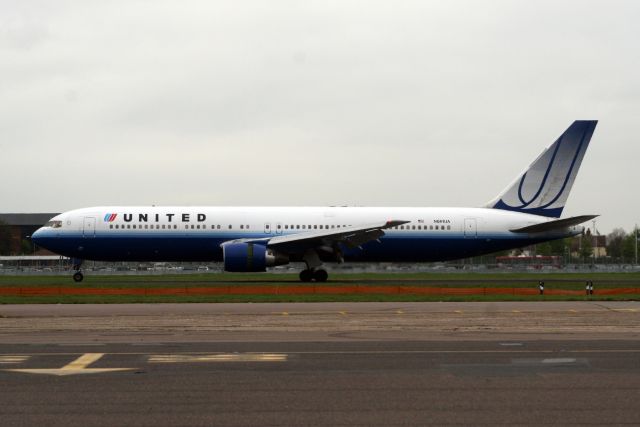 BOEING 767-300 (N661UA) - 26-Apr-10