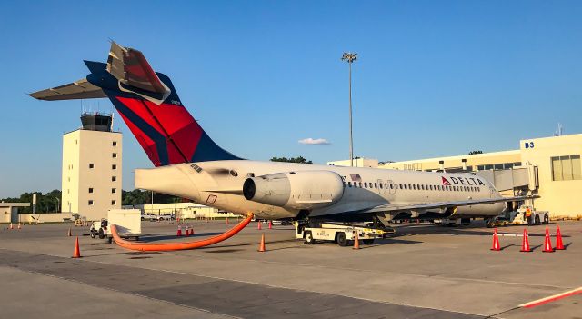 Boeing 717-200 (N994AT) - Beautiful evening to work some airplanes!