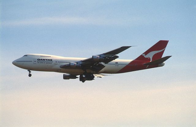 Boeing 747-200 (VH-EBB) - Final Approach to Narita Intl Airport Rwy34 on 1988/10/16