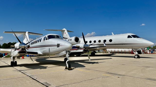 Gulfstream Aerospace Gulfstream IV (N17KW) - Combo shot. King Air 350 & a GIV-SP outside of Basler @ KOSH, during AirVenture ‘22. 7/27/22. 