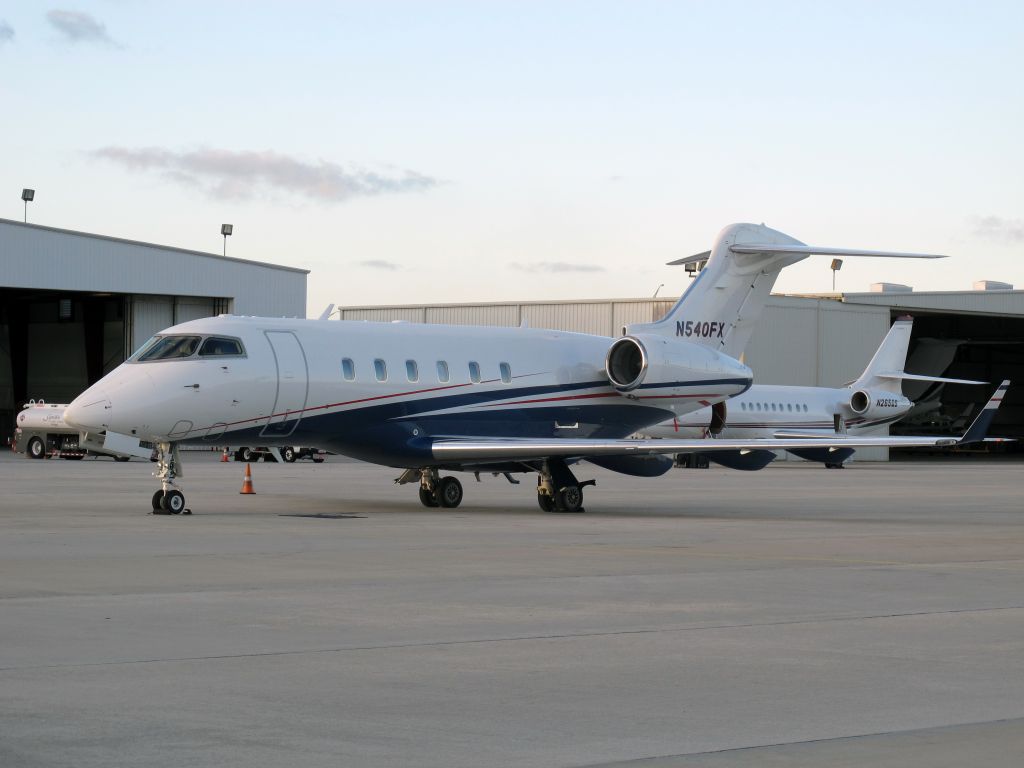 Bombardier Challenger 300 (N540FX)