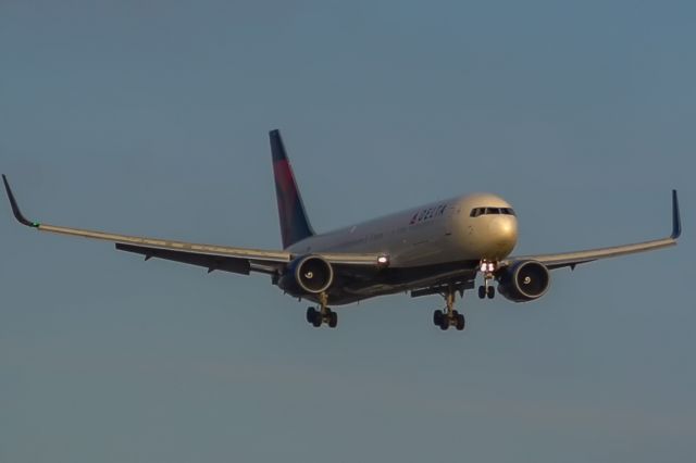 BOEING 767-300 (N1612T) - At one time Delta offered service between LA and London in a venture with Virgin Atlantic. Sadly it ended but Virgin Atlantic has given LA the beautiful B789 for the flights