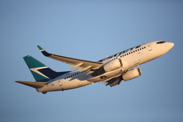 Boeing 737-700 (C-GWJE)