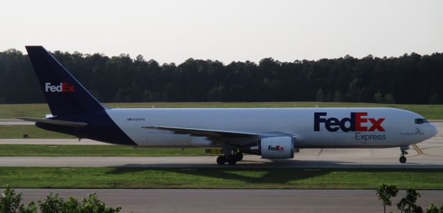BOEING 767-300 (N106FE) - In from MEM on a smoky day at RDU.