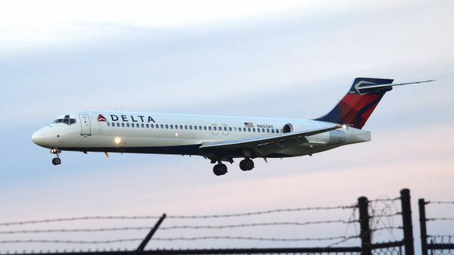 Boeing 717-200 (N603AT) - A Delta Airlines Boeing 717-22A landing at Philadelphia International Airport on November 23rd, 2016.