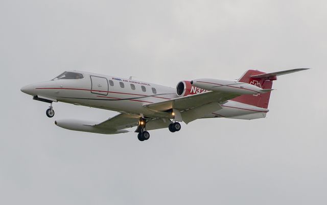 Learjet 35 (N325NW) - Runway 20R arrival @KDPA.