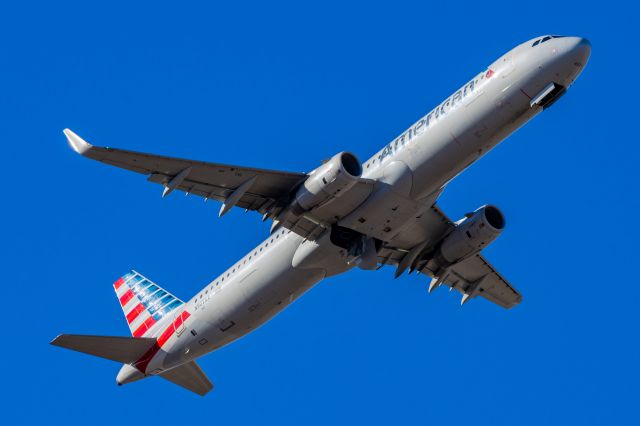 Airbus A321 (N907AA) - American Airlines A321 taking off from PHX on 11/12/22. Taken with a Canon R7 and Tamron 70-200 G2 lens.