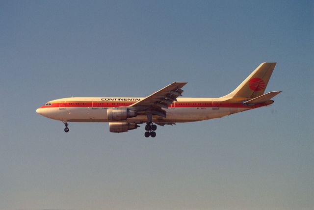 Airbus A300F4-200 (N971C) - Final Approach to KLAX Intl Airport on 1989/08/31