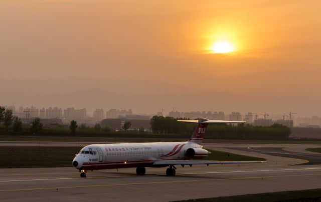 McDonnell Douglas MD-83 (B-28007)