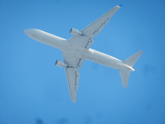 BOEING 767-300 (N649UA) - A United Airlines Boeing B767-300 Flies By Approaching Dulles International