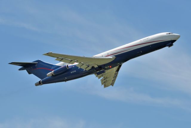 BOEING 727-200 (N727US) - 06-02-22 Climbing out off of Runway 32.