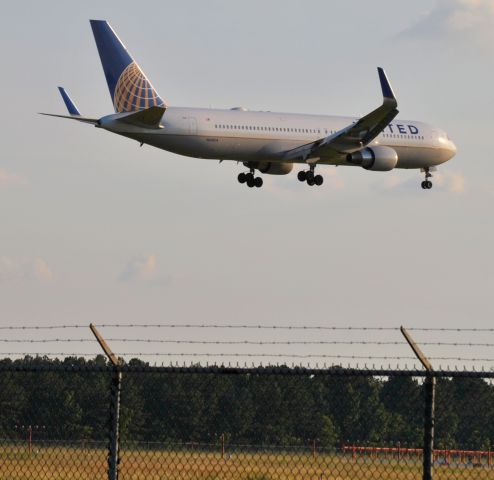 BOEING 767-300 (N668UA)