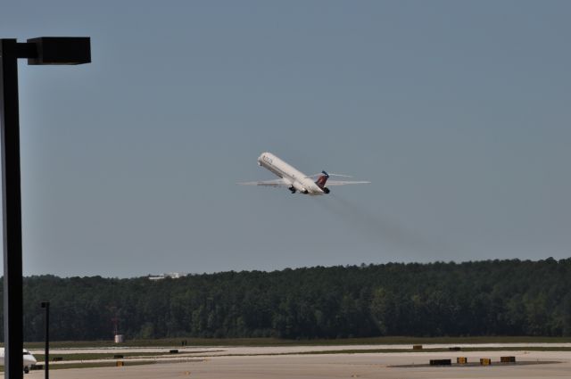 McDonnell Douglas MD-88 (N906DE) - Taking Off RWY 23R