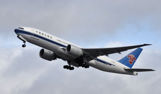 Boeing 777-200 (B-2028)