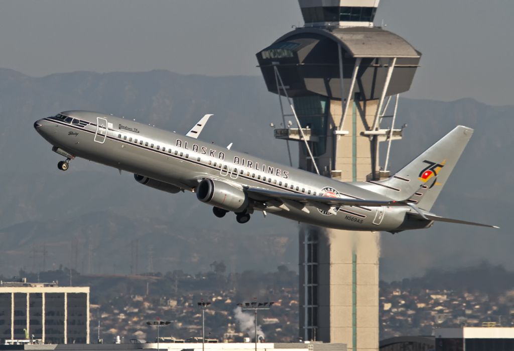 Boeing 737-700 (N569AS)