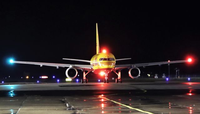 Boeing 757-200 (G-DHKX) - dhl b757-23apf g-dhkx dep shannon for east midlands 11/11/20.