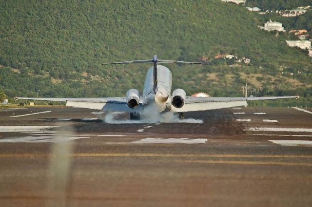 McDonnell Douglas MD-83 —