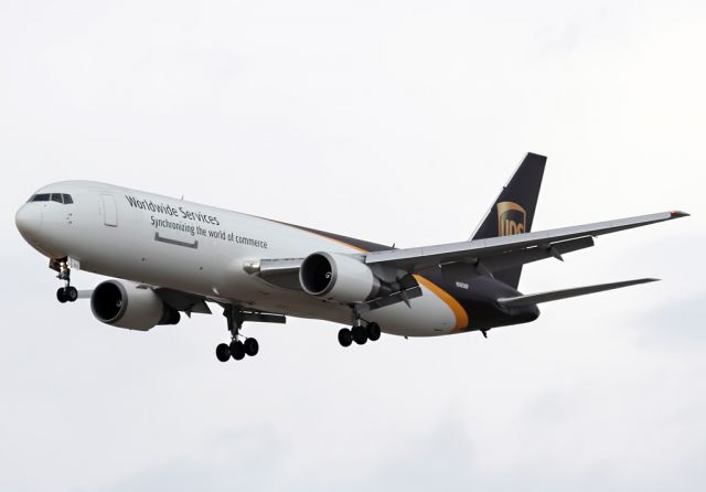 BOEING 767-300 (N303UP)