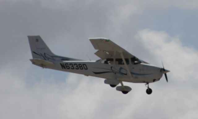 Cessna Skyhawk (N6338D)