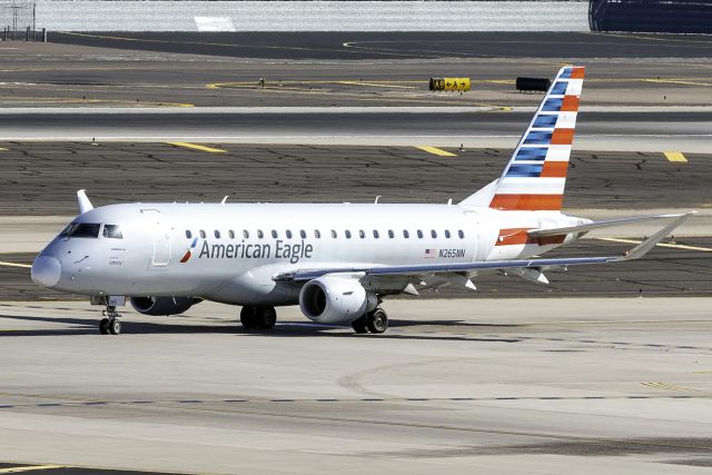 Embraer 175 (N265NN)