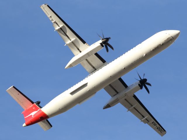 de Havilland Dash 8-400 (VH-QOC) - Qantas Link departs YBTL.