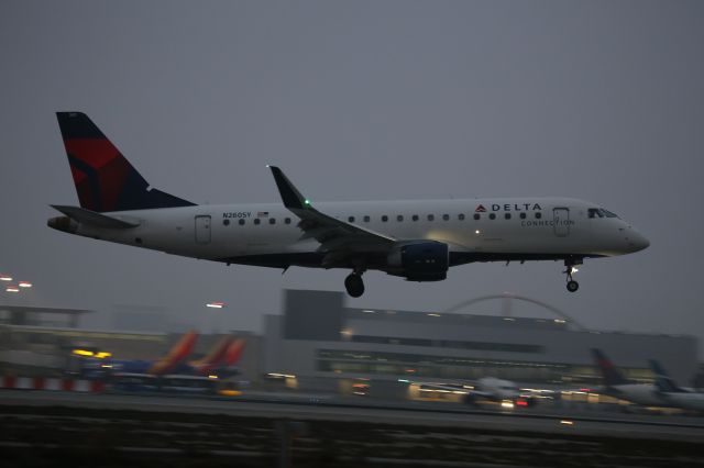 EMBRAER 175 (long wing) (N260SY)