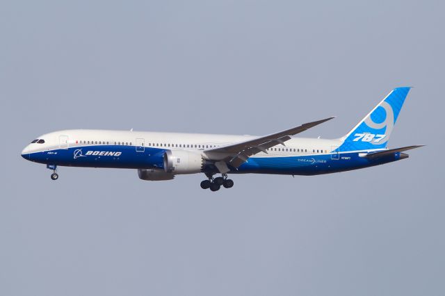 Boeing 787-8 (N789FT) - Test flights in the strong winds at KEF