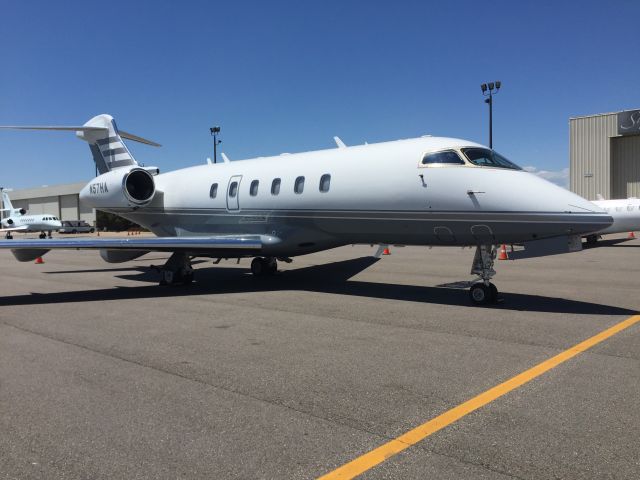 Bombardier Challenger 300 (N57HA)