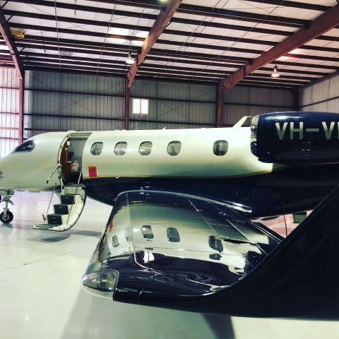Embraer Phenom 300 (VH-VKX)