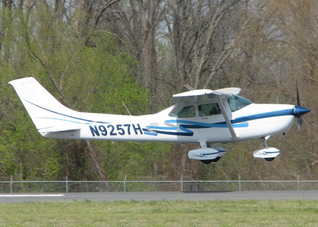 Cessna Skylane (N9257H) - About to touch down on 14 at the Shreveport Downtown airport.